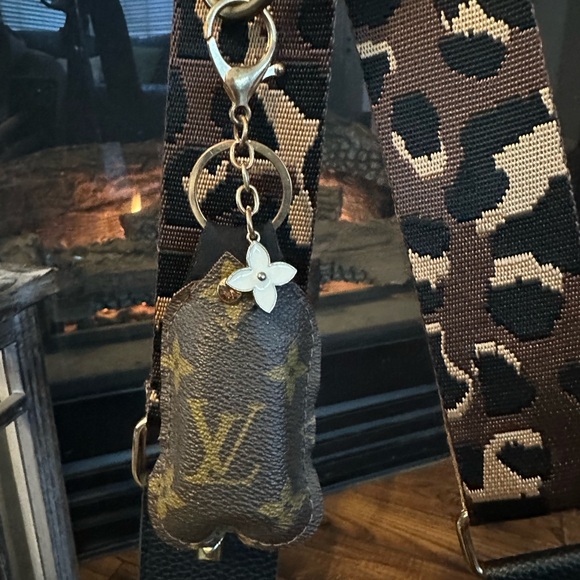 ๐ค AMAZONE LV Crossbody! ๐ค - Picture 3 of 8